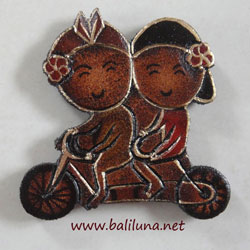 souvenir pernikahan tradisional etnik tempelan kulkas pengantin tradisional adat Bali