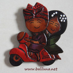 souvenir pernikahan tradisional etnik tempelan kulkas pengantin tradisional adat Bali naik vespa