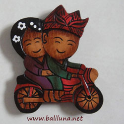 souvenir pernikahan tradisional etnik tempelan kulkas pengantin tradisional adat Bali naik motor tua