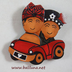 souvenir pernikahan tradisional etnik tempelan kulkas pengantin Tradisional adat bali naik mobil