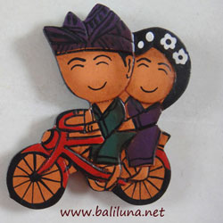 souvenir pernikahan tradisional etnik tempelan kulkas pengantin Tradisional adat bali naik sepeda