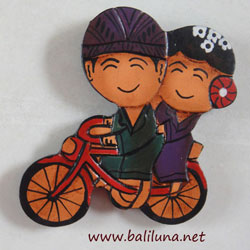 souvenir pernikahan tradisional etnik tempelan kulkas pengantin Tradisional adat jawa naik sepeda