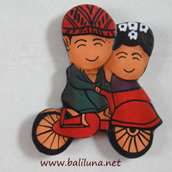 souvenir pernikahan tradisional etnik tempelan kulkas pengantin Tradisional adat jawa naik becak